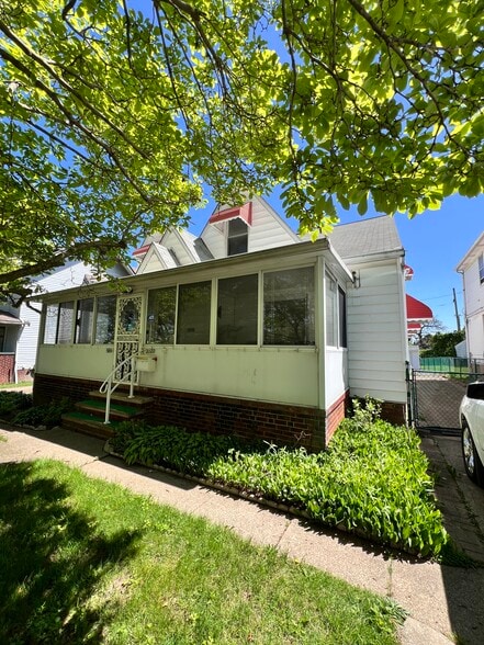 Primary Photo Of 3127 West Blvd, Cleveland Apartments For Sale