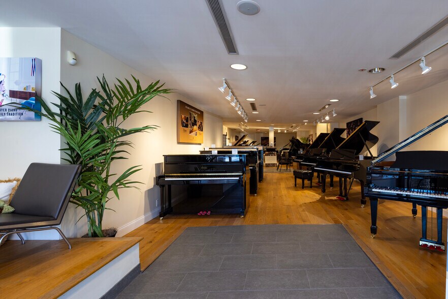 More Photos Of 70-74 Greenwich Ave, Greenwich Storefront Retail Office For Lease