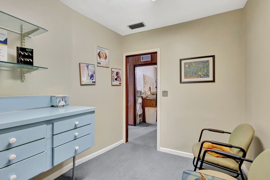 More Photos Of 610 Northlake Blvd, North Palm Beach Medical For Lease