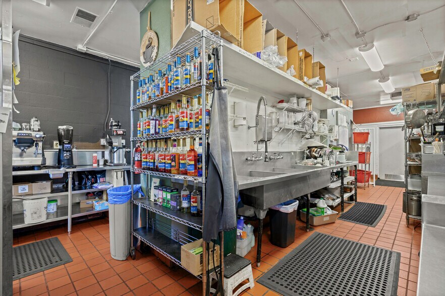 More Photos Of 1760 Market St NE, Salem Freestanding For Sale