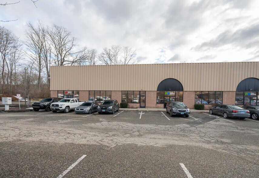 More Photos Of 1087 Federal Rd, Brookfield Warehouse For Lease