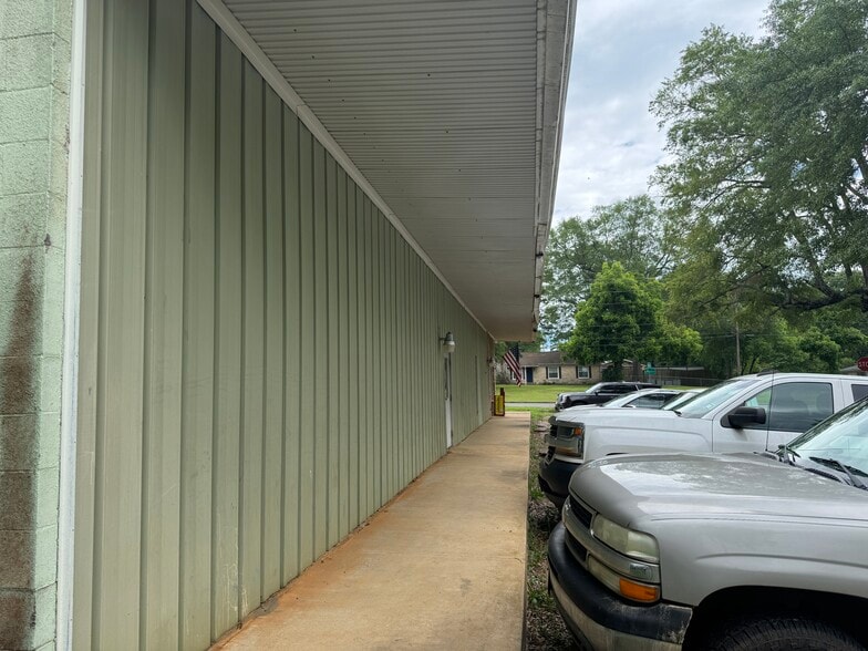 More Photos Of 306 W Main St, Atlanta Freestanding For Sale