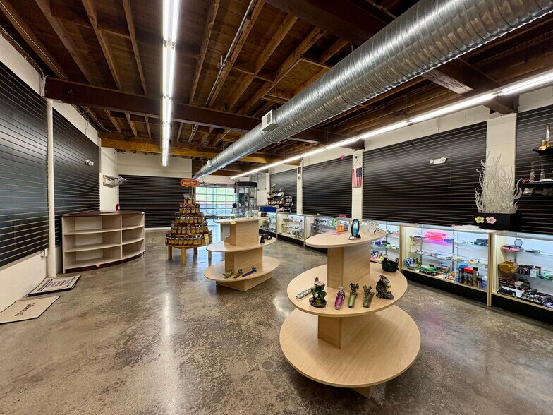 More Photos Of 186 Coxe Ave, Asheville Showroom For Lease