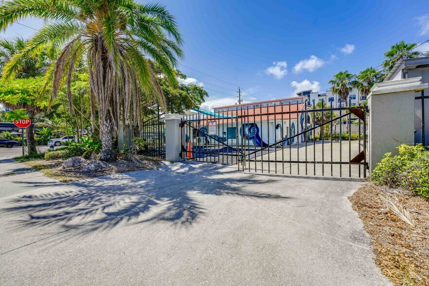 More Photos Of 423 N Lemon Ave, Sarasota Freestanding For Sale