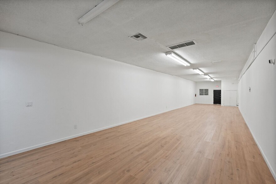 More Photos Of 19621-19623 1/2 Ventura Blvd, Tarzana Storefront Retail Residential For Sale