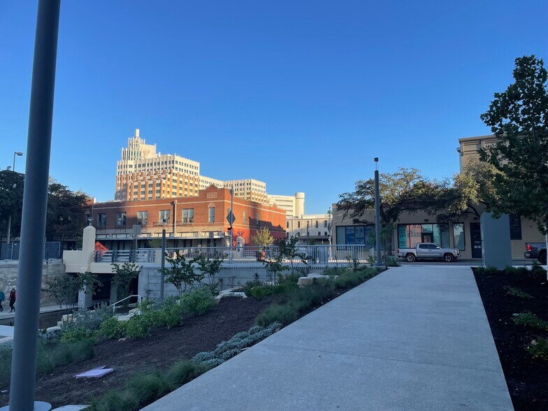 More Photos Of 345 W Commerce St, San Antonio Storefront Retail Office For Sale