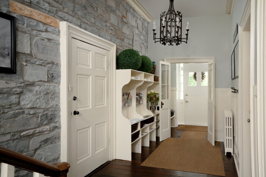 More Photos Of 8 Starr Pl, Kingston Hospitality For Sale