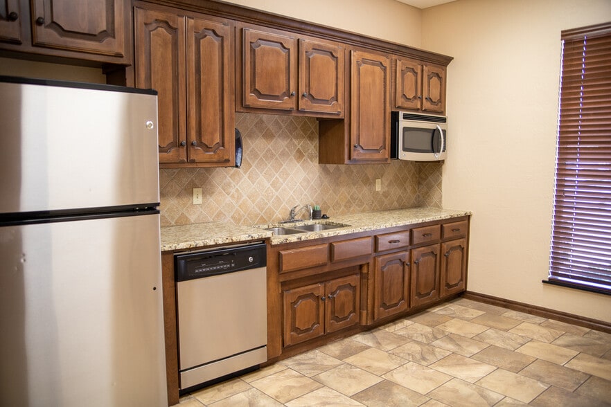 More Photos Of 908 SW 107th St, Oklahoma City Medical For Lease