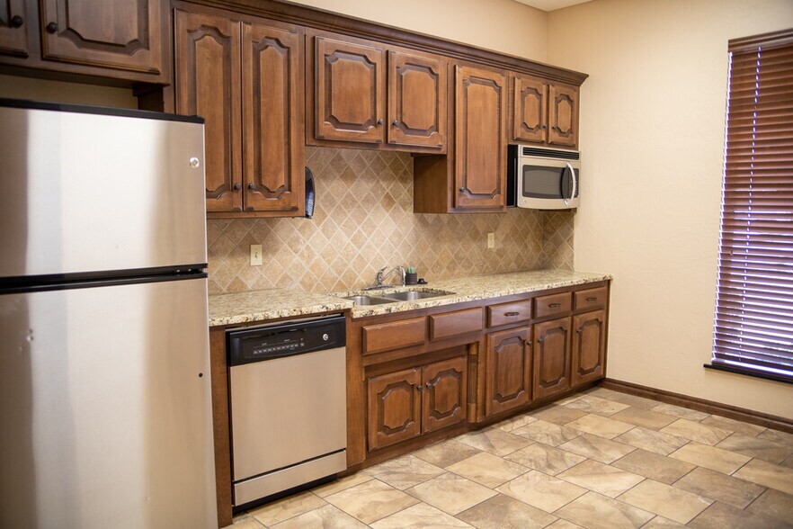 More Photos Of 908 SW 107th St, Oklahoma City Medical For Lease