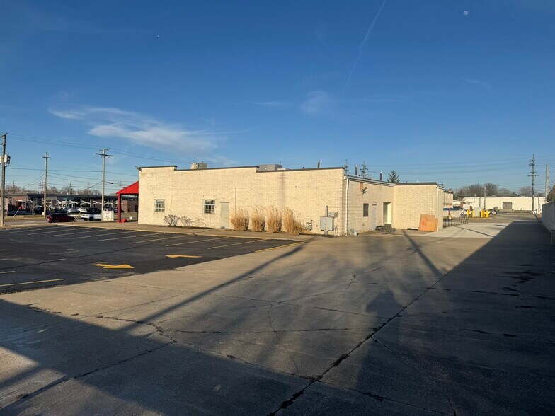 More Photos Of 13425 Snow Rd, Brook Park Freestanding For Lease