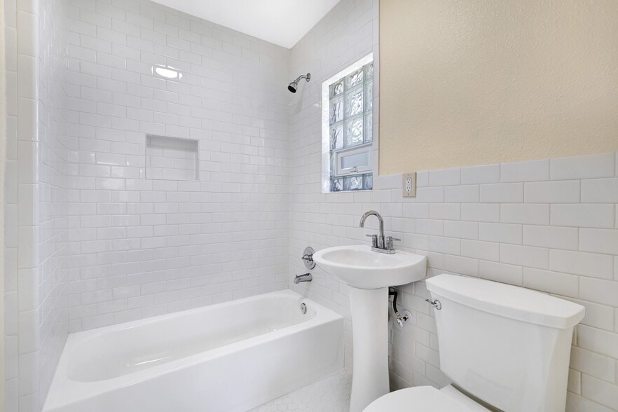 More Photos Of 834 W Russell Pl, San Antonio Apartments For Sale