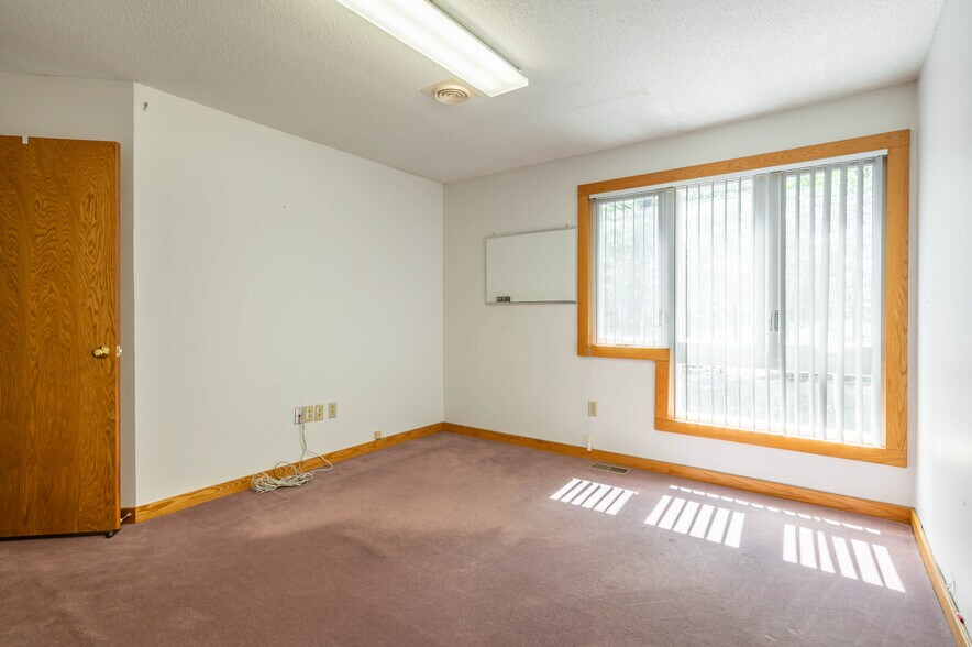 More Photos Of 74 Northeastern Blvd, Nashua Medical For Sale