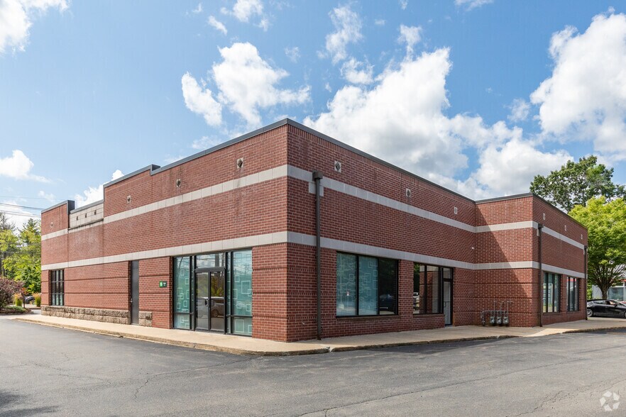 More Photos Of 999 Worcester St, Wellesley Storefront Retail Office For Lease