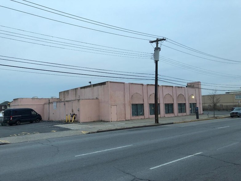 Primary Photo Of 161-49 Cross Bay Blvd, Howard Beach Restaurant For Lease