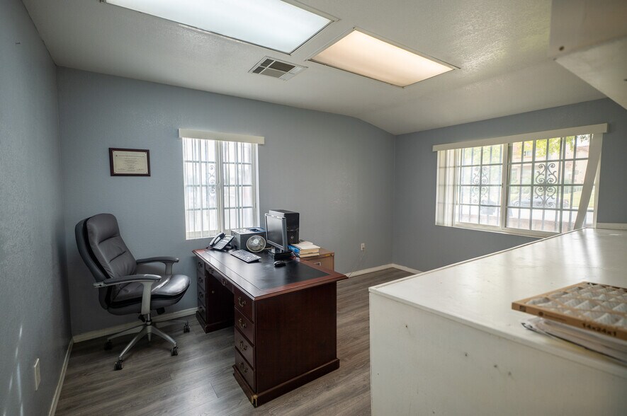 More Photos Of 2023 S Bon View Ave, Ontario Contractor Storage Yard For Sale