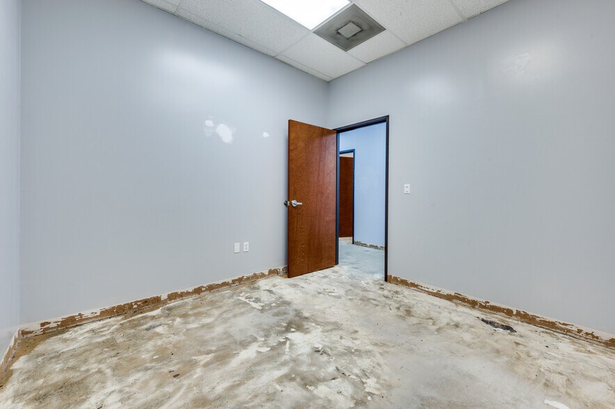 More Photos Of 1000 W Crosby Rd, Carrollton Warehouse For Lease