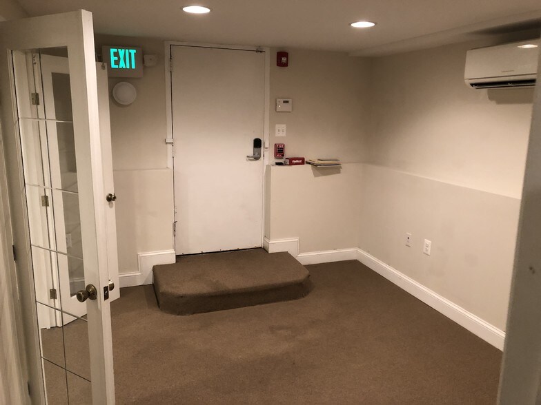 More Photos Of 3357 Hazelwood Rd, Edgewater Office For Sale