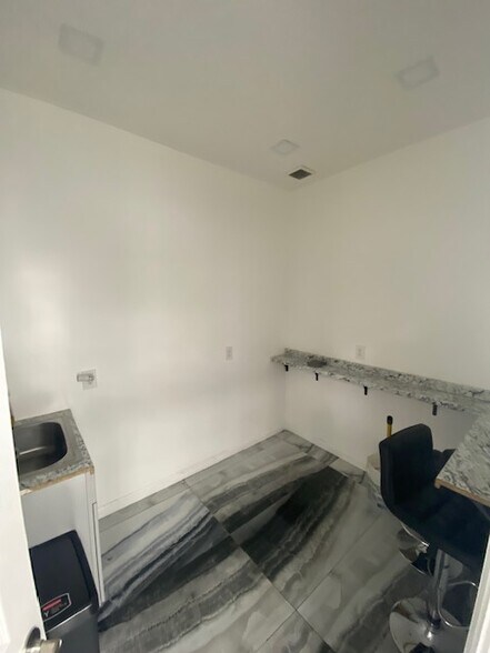 More Photos Of 3008-3010 Jerome Ave, Bronx Warehouse For Lease