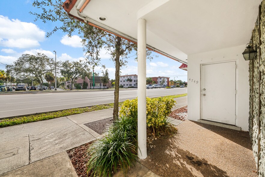 More Photos Of 4749 Hollywood Blvd, Hollywood Storefront Retail Office For Sale