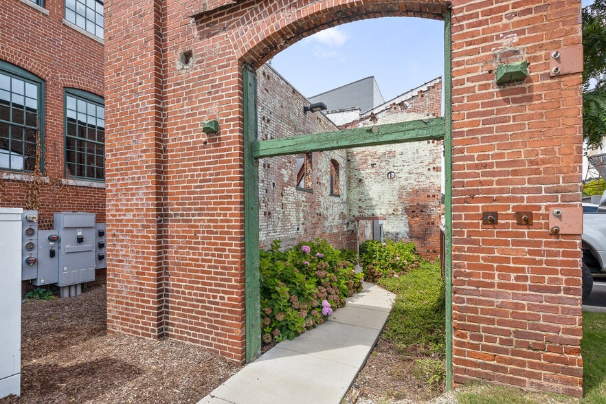 More Photos Of 205 Manufacturers Rd, Chattanooga General Retail For Lease