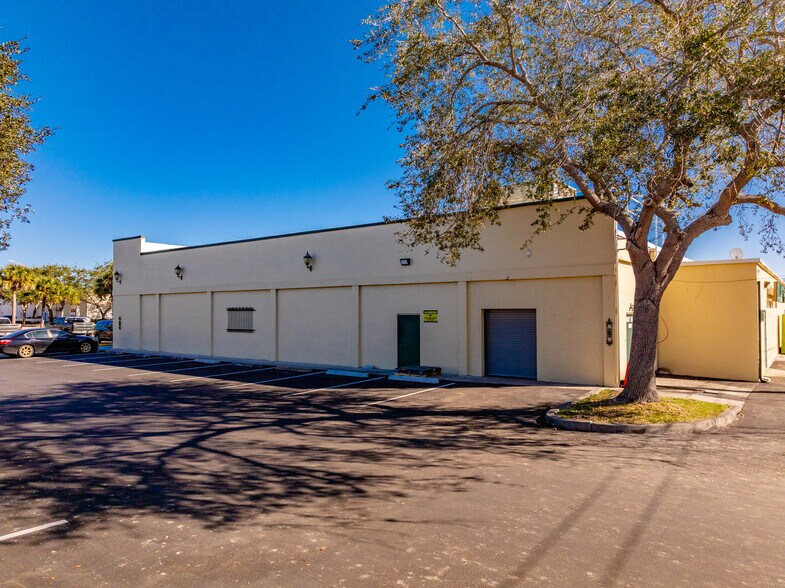 More Photos Of 701 21st St, Vero Beach General Retail For Lease