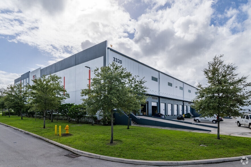 More Photos Of 3320 NW 67th Ave, Miami Distribution For Lease