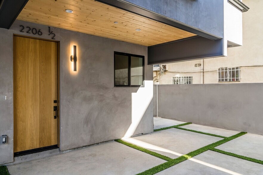 More Photos Of 2204 Carmona Ave, Los Angeles Apartments For Sale