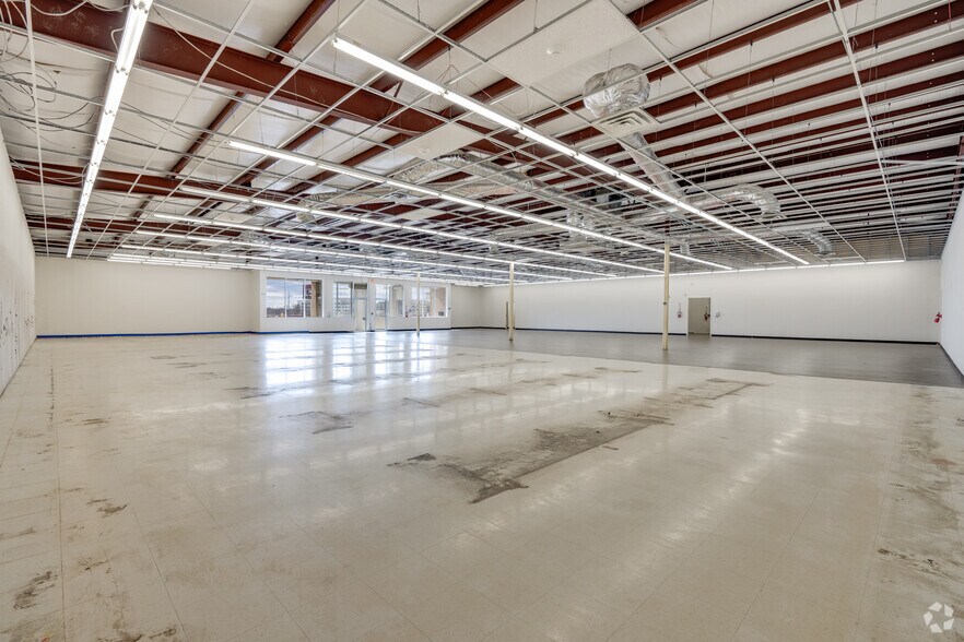More Photos Of 5252 W Vickery Blvd, Fort Worth Showroom For Lease