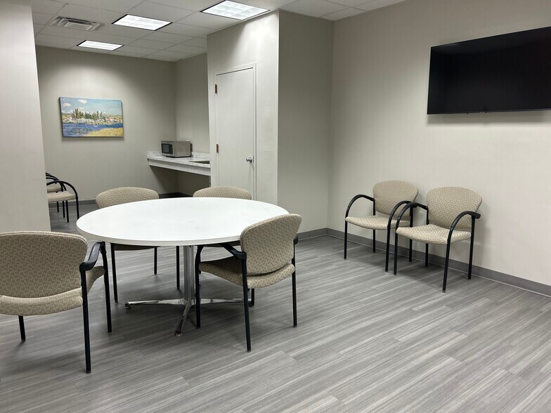 More Photos Of 2454 E Dempster St, Des Plaines Medical For Lease