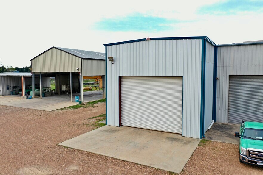 More Photos Of 4906 Houston Hwy, Victoria Light Distribution For Sale