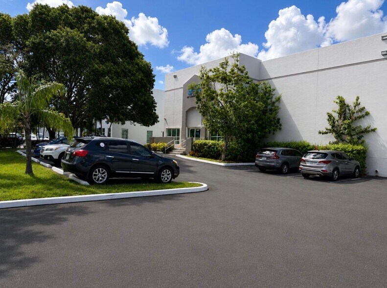 More Photos Of 10871 NW 33rd St, Miami Warehouse For Lease
