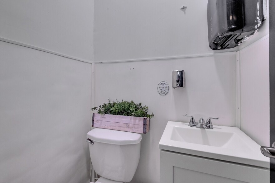 More Photos Of 646 Ne 79th St, Miami Restaurant For Sale