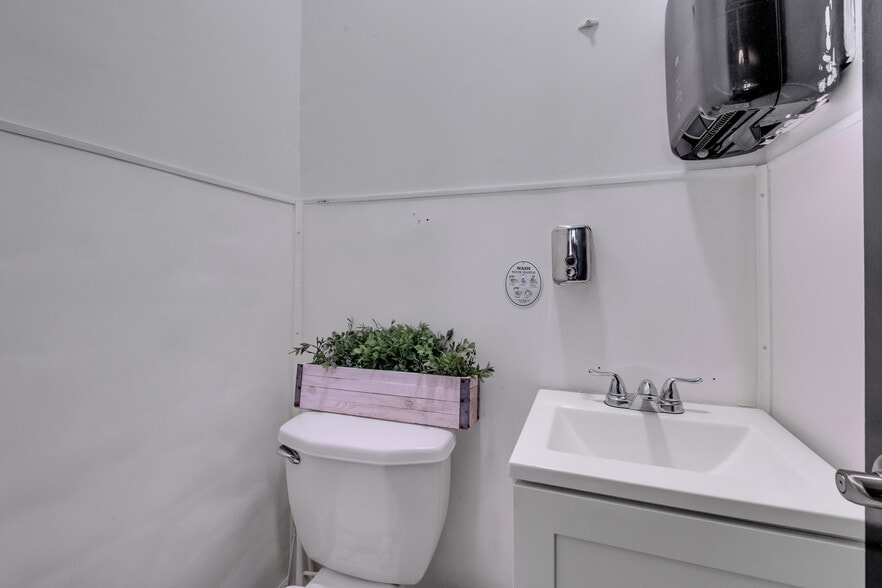 More Photos Of 646 Ne 79th St, Miami Restaurant For Sale