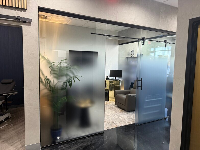 More Photos Of 9040 Carothers Pky, Franklin Storefront For Lease