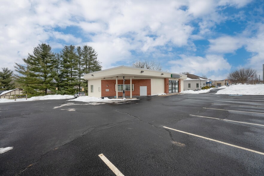 More Photos Of 243-247 Federal Rd, Brookfield Office For Lease