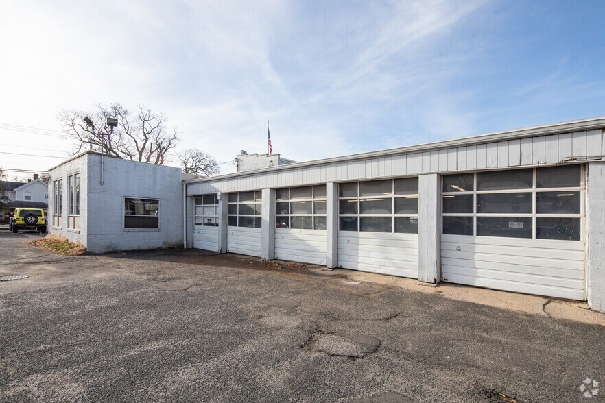 More Photos Of 642 W Main St, Riverhead Auto Dealership For Lease