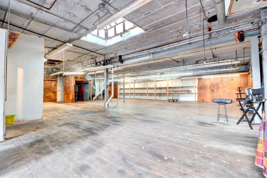 More Photos Of 1059 Wyckoff Ave, Ridgewood Flex For Lease