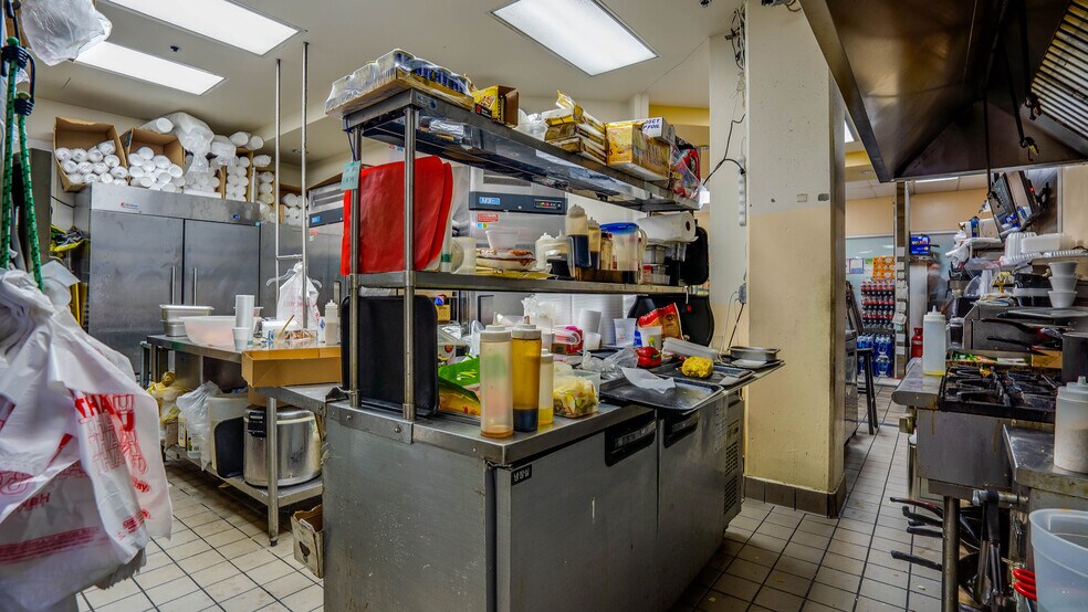 More Photos Of 1015 Crocker St, Los Angeles General Retail For Sale