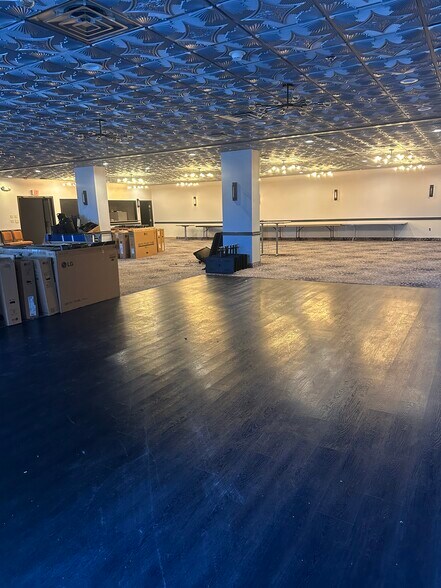 More Photos Of 7076 Highland Rd, Waterford Hotel For Lease