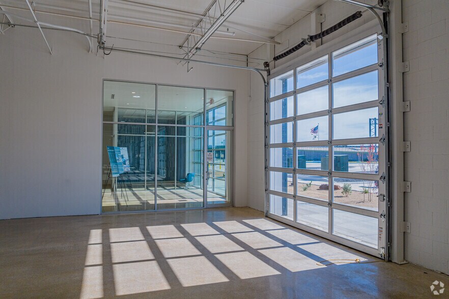 More Photos Of 3216-3308 Royalty Row, Irving Showroom For Lease