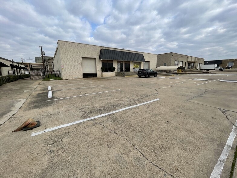Primary Photo Of 2663-2669 Tarna Dr, Dallas Warehouse For Lease