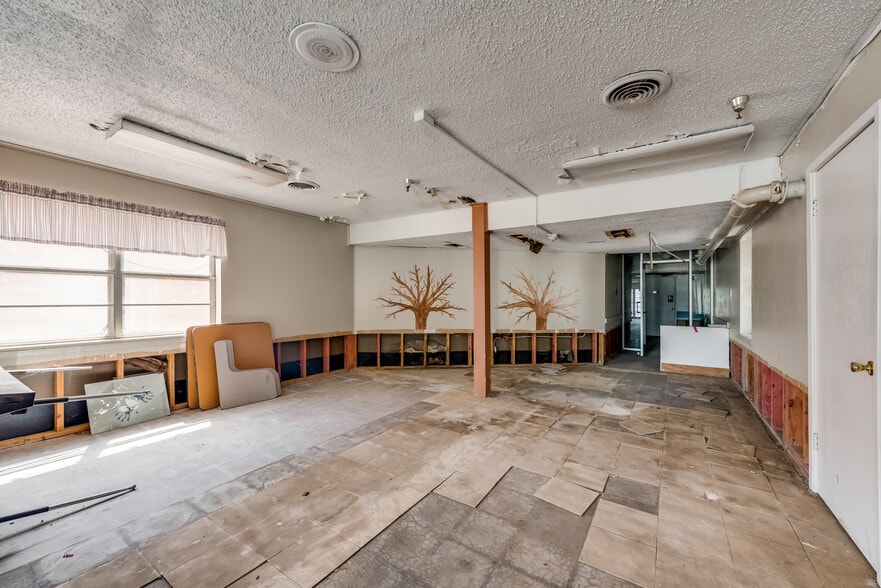 More Photos Of 1601 Kennedy St, Bonham Apartments For Sale