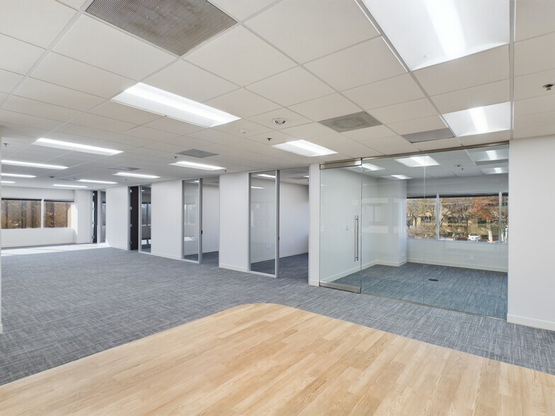 More Photos Of 2301 E Lamar Blvd, Arlington Unknown For Lease
