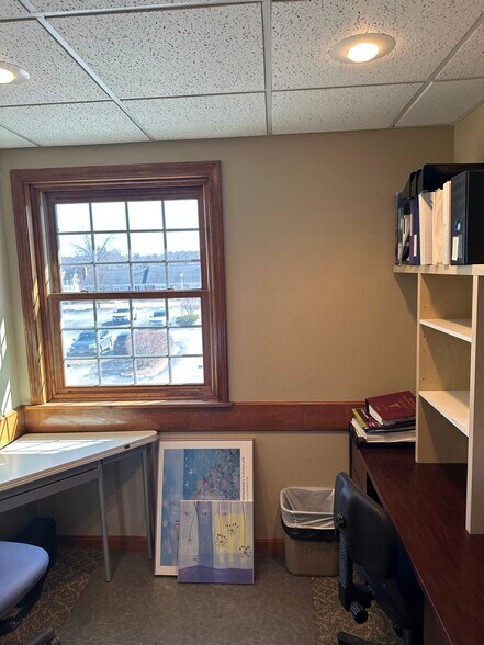 More Photos Of 40 S River Rd, Bedford Medical For Lease