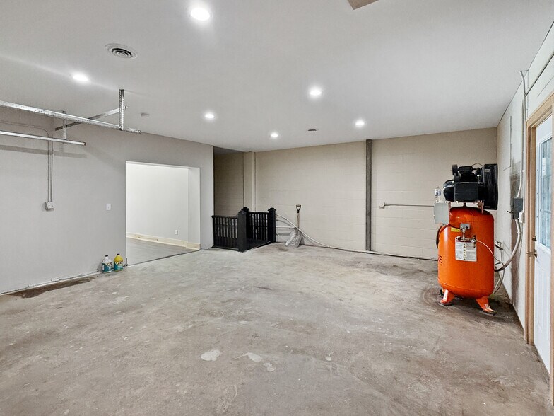 More Photos Of 901 W Mamie Eisenhower Ave, Boone Auto Repair For Sale