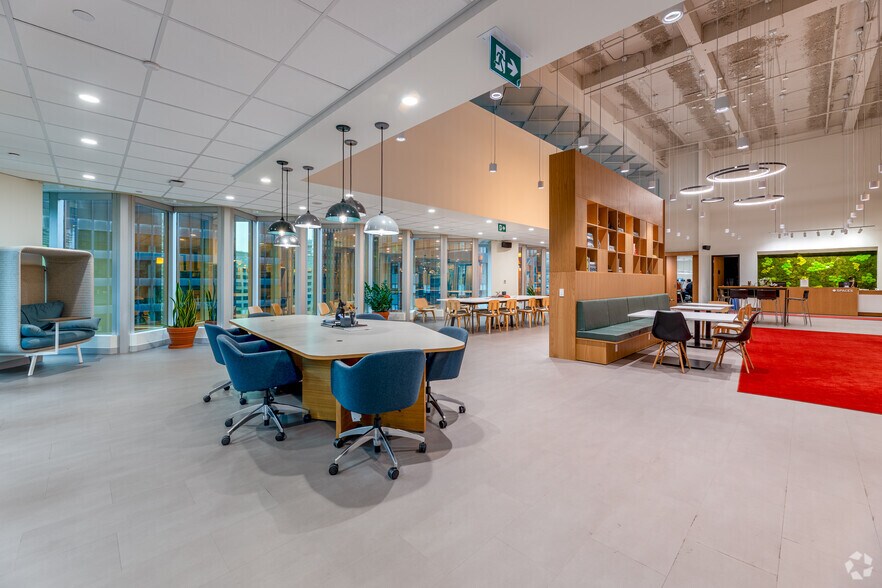 More Photos Of 200 Bay St, Toronto Office For Lease