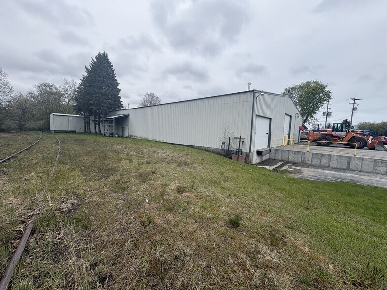 More Photos Of 950 E Melendy St, Ludington Distribution For Lease