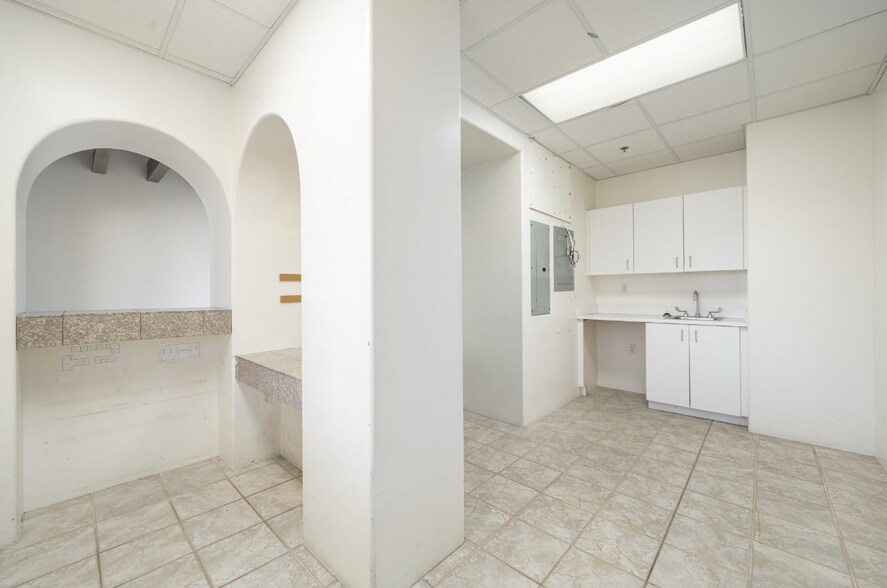 More Photos Of 72301 Country Club Dr, Rancho Mirage Medical For Lease