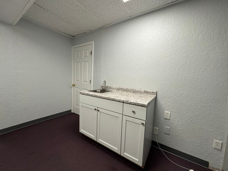 More Photos Of 8123 Grand River Rd, Brighton Medical For Sale