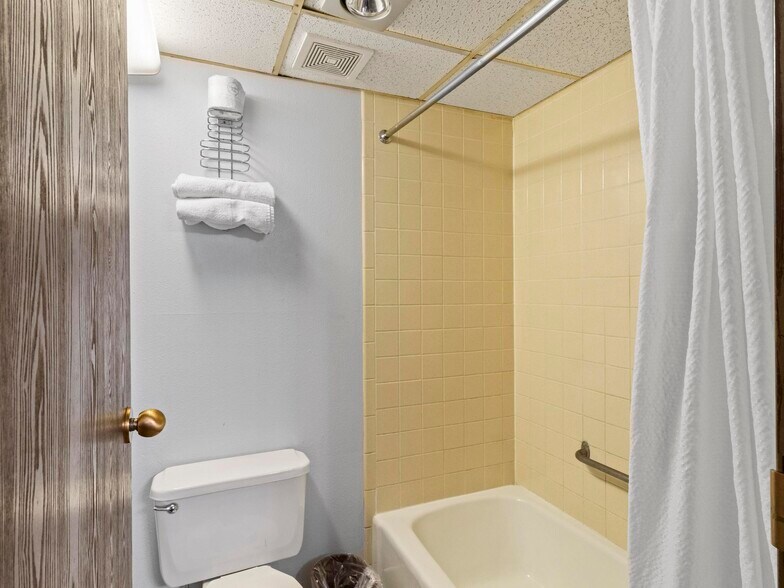 More Photos Of 1904 E Cedar St, Rawlins Hotel For Sale